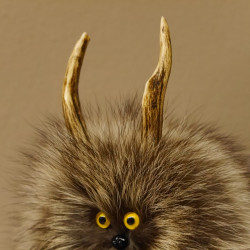 Wolpertinger Wolpi Präparat taxidermy Mini Tannenzapfen Zapfen gelbe Augen Höhe 24 cm 86.1.2.47
