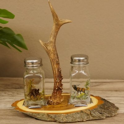 Salz + Pfeffer Streuer Menagen Set mit farbigen Jagdmotiv auf Akazienschild mit Rehbock Stange als Griff 27.40.1.8