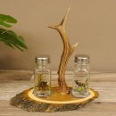 Salz + Pfeffer Streuer Menagen Set mit farbigen Jagdmotiv auf Akazienschild mit Rehbock Stange als Griff 27.40.1.8