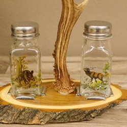 Salz + Pfeffer Streuer Menagen Set mit farbigen Jagdmotiv auf Akazienschild mit Rehbock Stange als Griff 27.40.1.8