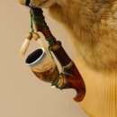 Wolpertinger Wolpi Hasenwolpi mit Porzellanpfeife Pfeife Hasenbock Präparat Höhe 40 cm auf Trophäenschild