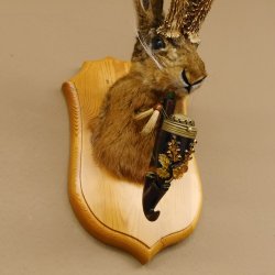 Wolpertinger Wolpi Hasenwolpi mit dunkler Pfeife Hasenbock Präparat Höhe 38 cm auf Trophäenschild