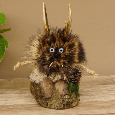 Wolpertinger Wolpi Präparat taxidermy Mini Tannenzapfen Zapfen hellblaue Augen Höhe 22 cm 86.1.2.51