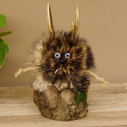 Wolpertinger Wolpi Präparat taxidermy Mini Tannenzapfen Zapfen hellblaue Augen Höhe 22 cm 86.1.2.51
