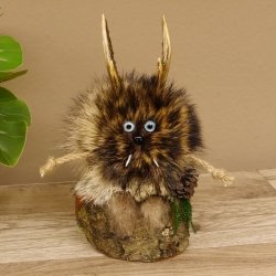 Wolpertinger Wolpi Präparat taxidermy Mini Tannenzapfen Zapfen hellblaue Augen Höhe 22 cm 86.1.2.51
