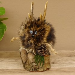 Wolpertinger Wolpi Präparat taxidermy Mini Tannenzapfen Zapfen hellblaue Augen Höhe 22 cm 86.1.2.51
