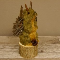 Wolpertinger Mini Murmel Plüsch Präparat mit Zapfen Fabelwesen mit Flügel und Geweih Wolpi 86.15.20