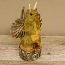 Wolpertinger Mini Murmel Plüsch Präparat mit Zapfen Fabelwesen mit Flügel und Geweih Wolpi 86.15.20