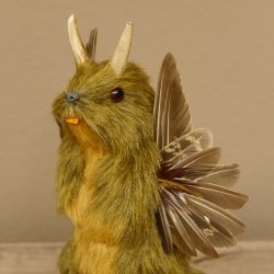 Wolpertinger Mini Murmel Plüsch Präparat mit Zapfen Fabelwesen mit Flügel und Geweih Wolpi 86.15.20