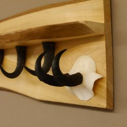 Garderobe mit 6 Gamshaken + Gamsgeweih auf Holzbrett Wandgarderobe Geweih Unikat 27.8.95