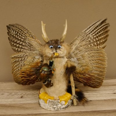 Wolpertinger Wolpi Präparat Rehgeweih Stock Flügel Holzpfeife hellblaue Augen Höhe 36 cm Fabelwesen Gaudi Geschenk