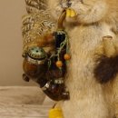 Wolpertinger Wolpi Präparat Rehgeweih Stock Flügel Holzpfeife hellblaue Augen Höhe 36 cm Fabelwesen Gaudi Geschenk