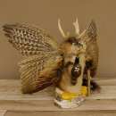Wolpertinger Wolpi Präparat Rehgeweih Stock Flügel Holzpfeife hellblaue Augen Höhe 36 cm Fabelwesen Gaudi Geschenk
