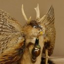 Wolpertinger Wolpi Präparat Rehgeweih Stock Flügel Holzpfeife hellblaue Augen Höhe 36 cm Fabelwesen Gaudi Geschenk