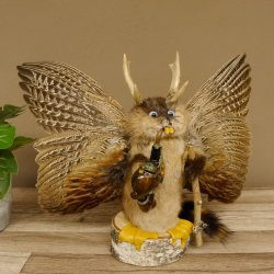 Wolpertinger Wolpi Präparat Rehgeweih Stock Flügel Holzpfeife hellblaue Augen Höhe 36 cm Fabelwesen Gaudi Geschenk