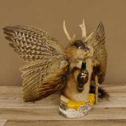 Wolpertinger Wolpi Präparat Rehgeweih Stock Flügel Holzpfeife hellblaue Augen Höhe 36 cm Fabelwesen Gaudi Geschenk