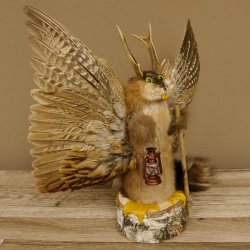 Wolpertinger Wolpi Präparat Rehgeweih Stock Flügel Laterne hellgrüne Augen Höhe 42 cm Fabelwesen Gaudi Geschenk