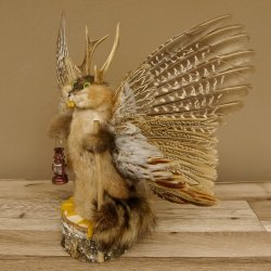 Wolpertinger Wolpi Präparat Rehgeweih Stock Flügel Laterne hellgrüne Augen Höhe 42 cm Fabelwesen Gaudi Geschenk