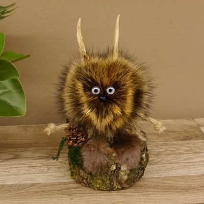 Wolpertinger Wolpi Präparat taxidermy Mini Tannenzapfen Zapfen flieder Augen Höhe 22 cm 86.1.2.56