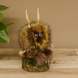 Wolpertinger Wolpi Präparat taxidermy Mini Tannenzapfen Zapfen flieder Augen Höhe 22 cm 86.1.2.56
