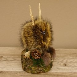 Wolpertinger Wolpi Präparat taxidermy Mini Tannenzapfen Zapfen flieder Augen Höhe 22 cm 86.1.2.56