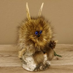 Wolpertinger Wolpi Präparat taxidermy Mini Tannenzapfen Zapfen dunkelblaue Augen Höhe 22 cm 86.1.2.57