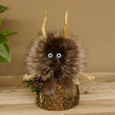 Wolpertinger Wolpi Präparat taxidermy Mini Tannenzapfen Zapfen hellblaue Augen Höhe 22 cm 86.1.2.58