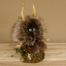 Wolpertinger Wolpi Präparat taxidermy Mini Tannenzapfen Zapfen hellblaue Augen Höhe 22 cm 86.1.2.58