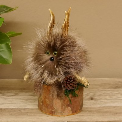 Wolpertinger Wolpi Präparat taxidermy Mini Tannenzapfen Zapfen grüne Augen Höhe 23 cm 86.1.2.59