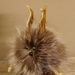 Wolpertinger Wolpi Preparado taxidermia Mini piña Piña ojos verdes Altura 23 cm 86.1.2.59