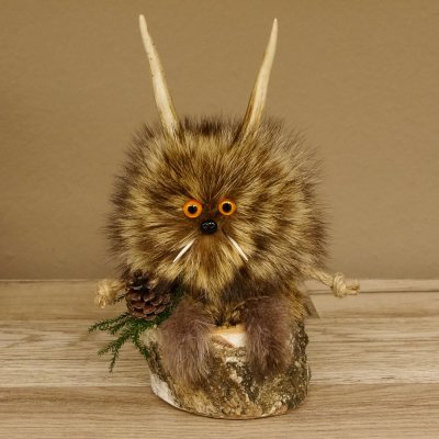 Wolpertinger Wolpi Präparat taxidermy Mini Tannenzapfen Zapfen orange Augen Höhe 23 cm 86.1.2.60