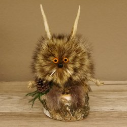 Wolpertinger Wolpi Präparat taxidermy Mini Tannenzapfen Zapfen orange Augen Höhe 23 cm 86.1.2.60