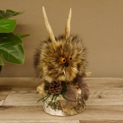 Wolpertinger Wolpi Präparat taxidermy Mini Tannenzapfen Zapfen orange Augen Höhe 23 cm 86.1.2.60