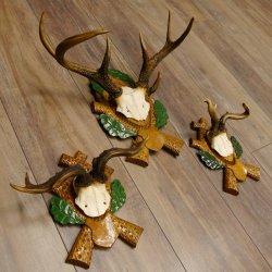 3 Stück Rehgeweihe Rehbocke Reh Bock Kuriositäten Geweihe auf geschnitzten Trophäenschildern 22.1267