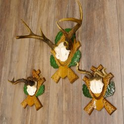 3 Stück Rehgeweihe Rehbocke Reh Bock Kuriositäten Geweihe auf geschnitzten Trophäenschildern 22.1267