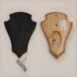 1 Stück Reh Trophäenschild AF 21 x 13 cm Spitz groß in Eiche dunkel mit 1 Kieferfach mit 1 Stück Gehörnklammer