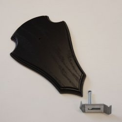 1 Stück Reh Trophäenschild AF 21 x 13 cm Spitz groß in Eiche dunkel mit 1 Kieferfach mit 1 Stück Gehörnklammer