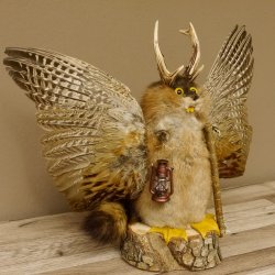 Wolpertinger Wolpi groß Bisam Präparat gelbe Augen mit Flügel Geweih Stock Laterne Höhe 36 cm Fabelwesen Gaudi Geschenk 86.14.10