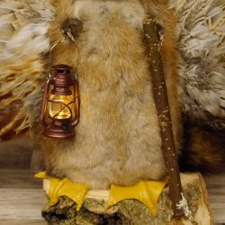 Wolpertinger Wolpi groß Bisam Präparat grüne Augen mit Flügel Geweih Stock Laterne Höhe 36 cm Fabelwesen Gaudi Geschenk 86.14.12