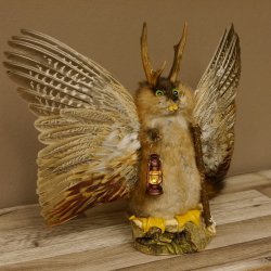 Wolpertinger Wolpi groß Bisam Präparat grüne Augen mit Flügel Geweih Stock Laterne Höhe 36 cm Fabelwesen Gaudi Geschenk 86.14.12