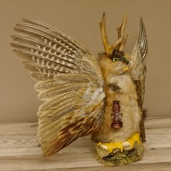 Wolpertinger Wolpi groß Bisam Präparat grüne Augen mit Flügel Geweih Stock Laterne Höhe 36 cm Fabelwesen Gaudi Geschenk 86.14.12