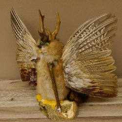 Wolpertinger Wolpi groß Bisam Präparat grüne Augen mit Flügel Geweih Stock Laterne Höhe 36 cm Fabelwesen Gaudi Geschenk 86.14.12