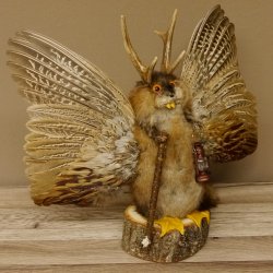 Wolpertinger Wolpi groß Bisam Präparat orange Augen mit Flügel Geweih Stock Laterne Höhe 38 cm Fabelwesen Gaudi Geschenk 86.14.13