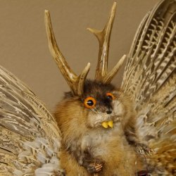 Wolpertinger Wolpi groß Bisam Präparat orange Augen mit Flügel Geweih Stock Laterne Höhe 38 cm Fabelwesen Gaudi Geschenk 86.14.13