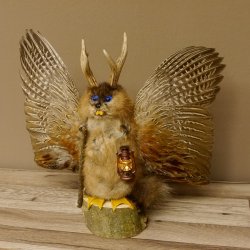Wolpertinger Wolpi groß Bisam Präparat dunkelblaue Augen mit Flügel Geweih Stock Laterne Höhe 40 cm Fabelwesen Gaudi Geschenk 86.14.7