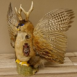 Wolpertinger Wolpi groß Bisam Präparat dunkelblaue Augen mit Flügel Geweih Stock Laterne Höhe 40 cm Fabelwesen Gaudi Geschenk 86.14.7