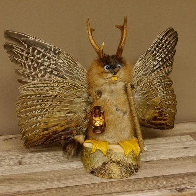 Wolpertinger Wolpi groß Bisam Präparat hellblaue Augen mit Flügel Geweih Stock Laterne Höhe 36 cm Fabelwesen Gaudi Geschenk 86.14.9