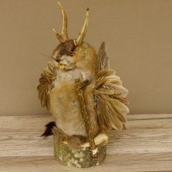 Wolpertinger Wolpi Bisam Präparat mit Stock Rehgeweih braune Augen Fabelwesen 86.4.130