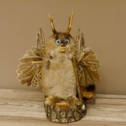 Wolpertinger Wolpi Bisam Präparat mit Stock Rehgeweih hellblaue Augen Fabelwesen 86.4.133
