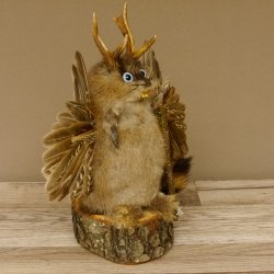 Wolpertinger Wolpi Bisam Präparat mit Stock Rehgeweih hellblaue Augen Fabelwesen 86.4.133